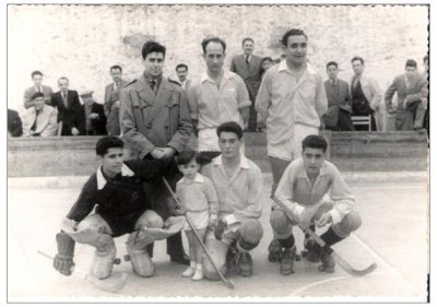Foto realitzada a la pista del Centre Catequístic del Vendrell, en la fase d’ascens a  2a  Divisió a l’any 1955