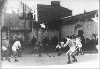 Foto situada entre el 1954 i el 1955, d’un partit d’hoquei a la pista del Centre Catequístic