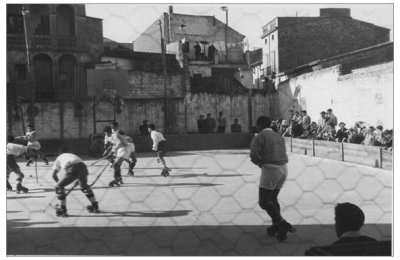 Foto d’un partit d’hoquei a la pista del Centre Catequístic, datada a l’any 1956